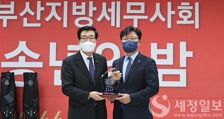 황인재 부산지방세무사회장이 원경희 한국세무사회장(좌)에게 감사패를 전달하고 있다.