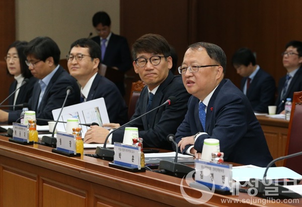 `17년 11월 22일 국세청에서 열린 국세행정개혁위원에서 당시 한승희 국세청장이 과거 정치적 세무조사 논란과 관련 “일부 사안에서 세무조사의 중립성과 공정성이 훼손된 것으로 보이는 정황들이 확인된 것에 대해 국세청장으로서 유감을 표명하고, 중대한 조사권 남용이 있었을 것으로 합리적 의심을 가질 수 있는 사안의 경우, 국민의 신뢰를 토대로 존재하는 국세청에서 국민의 신뢰가 손상된 일이 발생한 것에 대해 국민들께 진심으로 사과한다”는 뜻을 표했다.