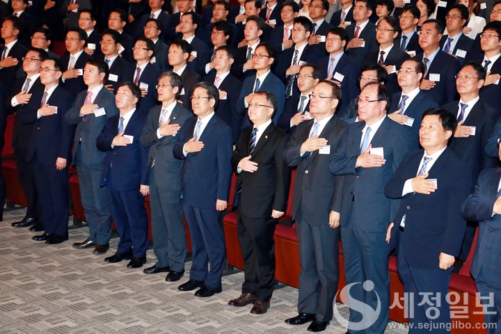 2017년 6월29일 제22대 한승희 국세청장 취임식에서 국세청 간부들이 국민의례를 하고 있다. 현 김대지 국세청장을 비롯해 많은 전현직 국세청 간부들의 면면이 보인다. [국세청 제공]