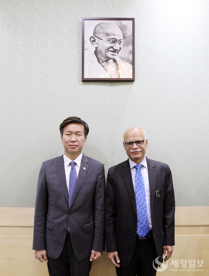 김대지 국세청장과 타룬 바자이(Tarun Bajaj) 인도 국세청장 [국세청 제공]