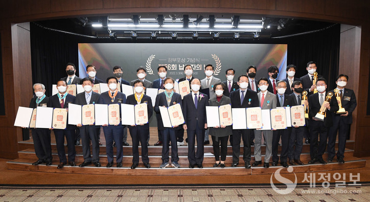 납세자의날 수상자들이 기념사진을 찍고 있다. [기획재정부 제공]