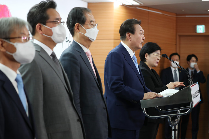 (좌로부터) 이정식 고용노동부 장관 후보자, 정황근 농림축산식품부 장관 후보자. [사진출처: 제20대 대통령직인수위원회 홈페이지] 