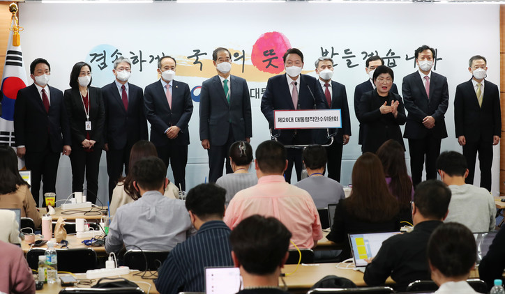 한덕수 국무총리 후보자 (좌측 다섯번째), 이종호 과기부 장관 후보자(우측 첫번째), 이종섭 국방부 장관 후보자(우측 네번째 뒷줄). [사진출처: 제20대 대통령직인수위원회 홈페이지] 