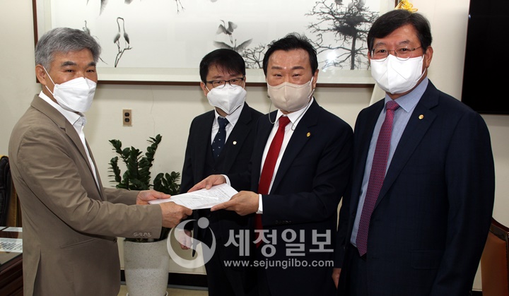 이종탁 세무사가 김기동 서울지방세무사회 선거관리위원장에게 임원선거 예비후보자 신청을 하고 있다.
