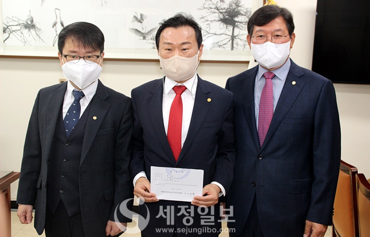 서울지방세무사회 임원선거 예비후보자 신청을 마친 이종탁 세무사(가운데)가 접수증을 보이고 있다.