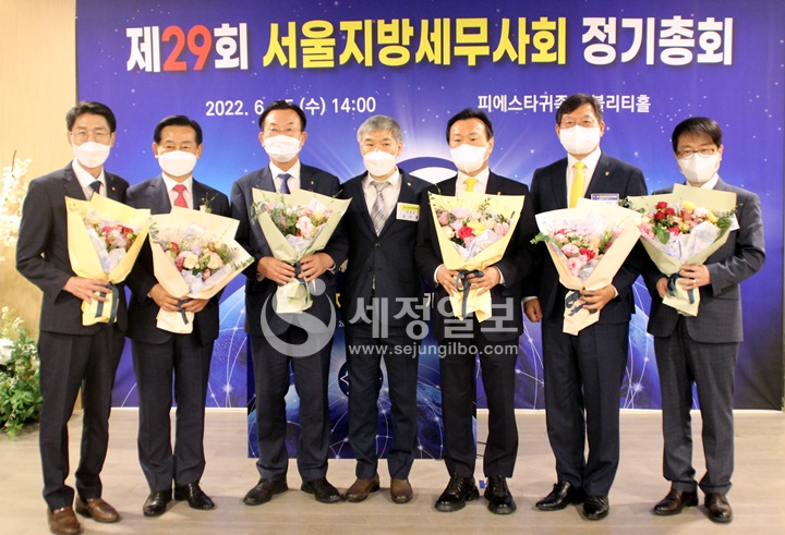 김기동 선거관리위원장(중앙)이 수고했다는 의미로 이종탁 회장 후보자와 부회장 후보자들에게도 꽃다발을 전달했다.