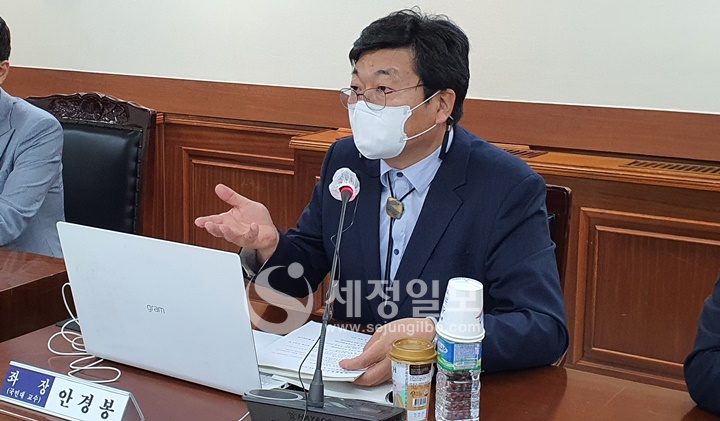 안경봉 국민대 교수가 좌장을 맡아 토론을 진행하고 있다.