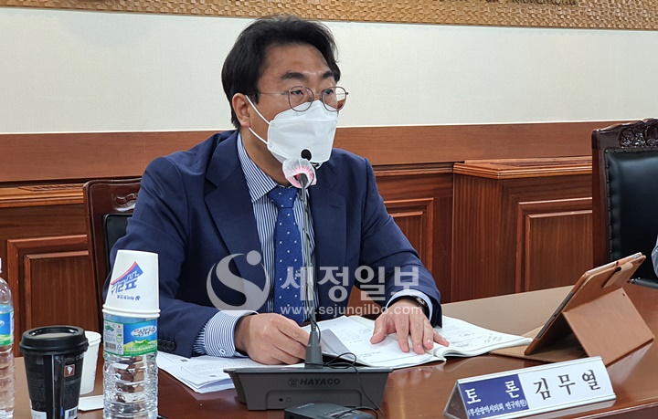 김무열 부산광역시의회 연구위원이 토론하고 있다.
