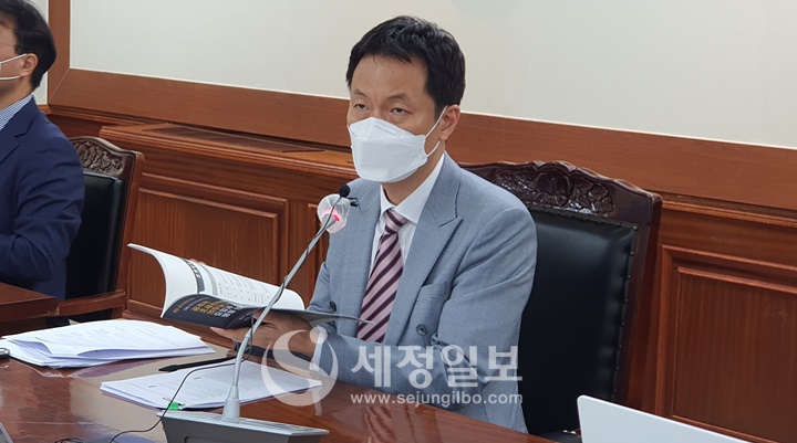 명지전문대 구성권 교수가 ‘공격적 조세전략에 대한 의무보고제도 도입과 관련된 쟁점 연구’를 주제로 발표했다.