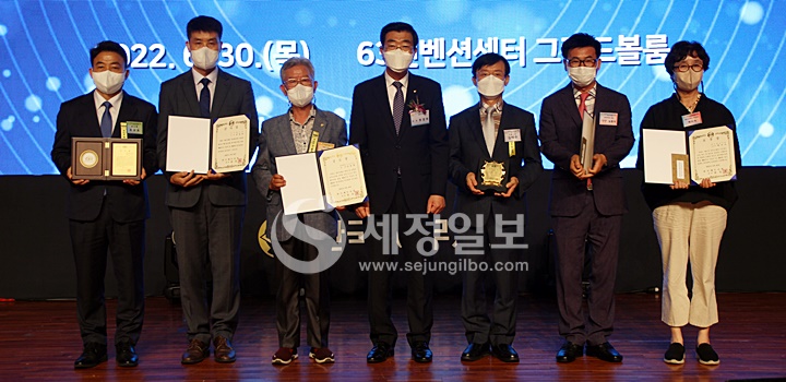 원경희 한국세무사회장(가운데)이 김용환 세무사(왼쪽에서 세번째)에게 공로상을 비롯해 수상자들에게 표창장과 감사장을 수여했다.