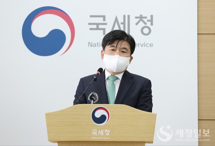 22일 세종시 국세청 기자실에서 송바우 기획조정관이 2022년 하반기 국세행정 운영방안에 관해 브리핑을 하고 있다. [국세청 제공]