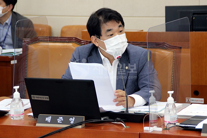 1일 국회 기획재정위원회 국세청 업무보고에서 국민의힘 배준영 의원이 김창기 국세청장을 상대로 대장동 개발사업과 관련한 세무조사 여부에 대해 질의하고 있다.