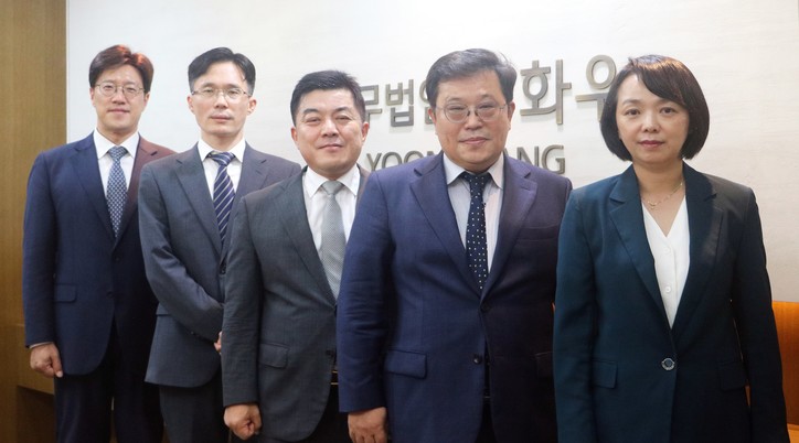 (왼쪽부터) 김윤후 변호사, 김용택 변호사, 방기태 변호사, 이선봉 팀장, 이경진 변호사.