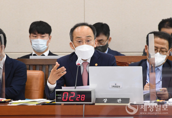 국회 기획재정위원회 국정감사에서 의원들의 질의에 답변하고있는 추경호 부총리 겸 기획재정부장관 [기획재정부 제공]