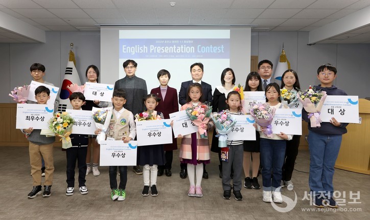 더존ICT그룹의 교육전문 계열사 더존에듀캠이 27일 강원도 춘천시청에서 진행한 ‘Hello 춘천 영어 PT 콘테스트’ 시상식에서 더존에듀캠 윤성태 대표(뒷편 왼쪽에서 다섯번째)가 수상자들과 기념 촬영을 하고 있다.