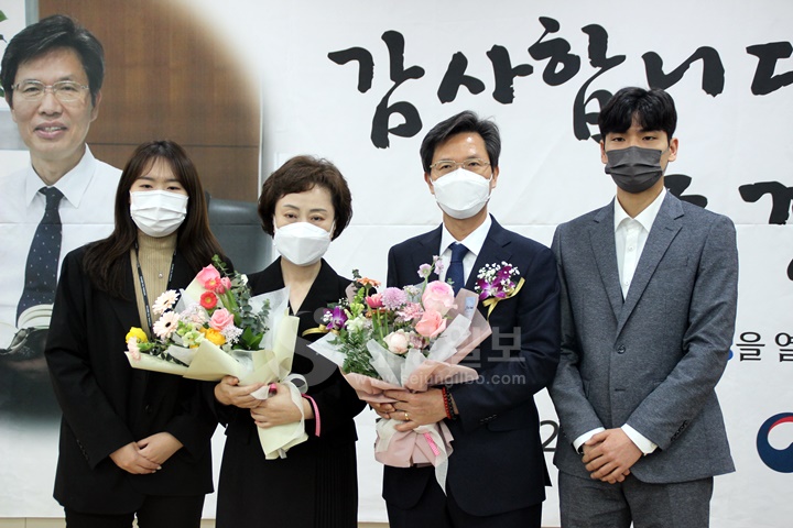 강서세무서 직원들의 꽃다발 전달.