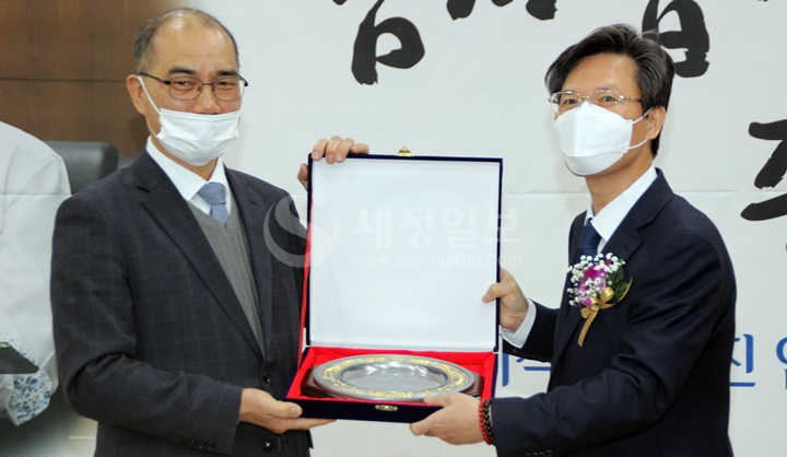 정부용 용산세무서장(좌)이 기념패를 이정희 강서세무서장(우)에게 전달하고 있다.