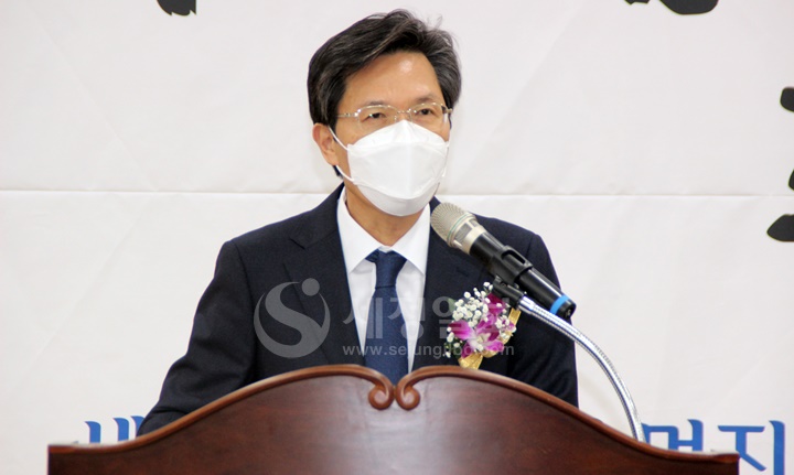 이정희 강서세무서장은 강서세무서 직원들에게 '업무 집행에 있어 중심과 원칙을 잃지 않고 균형 잡힌 시각으로 공정하게 처리하길 바란다'는 당부를 남겼다.