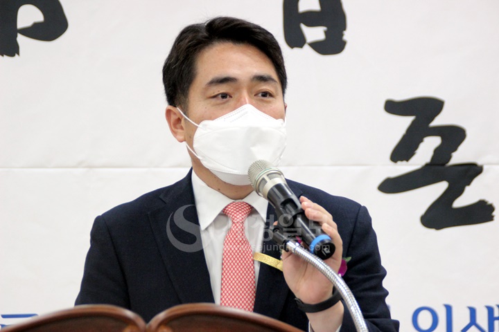 서울지방국세청 윤창복 과학조사담당관이 강민수 서울지방국세청장의 축하문을 대독했다.