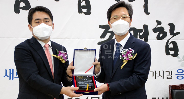 서울지방국세청 윤창복 과학조사담당관이 재직기념 공로패를 전달하고 있다.