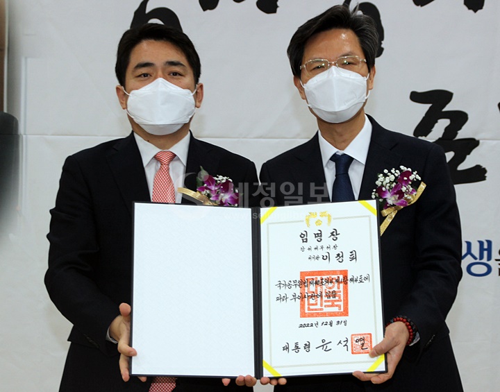 부이사관 임명장을 전달받은 이정희 강서세무서장(우).