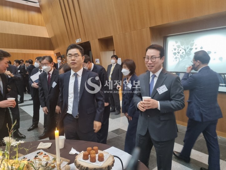 김창기 국세청장이 소통의 시간을 통해 관리자들과 환담을 하고 있다.