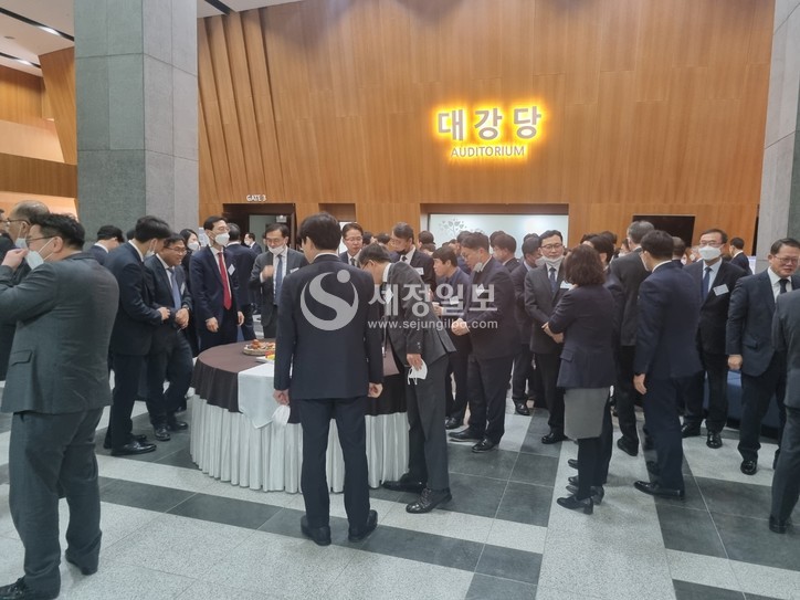 관서장회의 중간에 마련된 소통의 시간에 국세청 관리자들이 친목을 나누고 있다