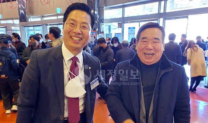 구재이 세무사가 임채룡 전 서울세무사회장과 반갑게 인사하고 있다.