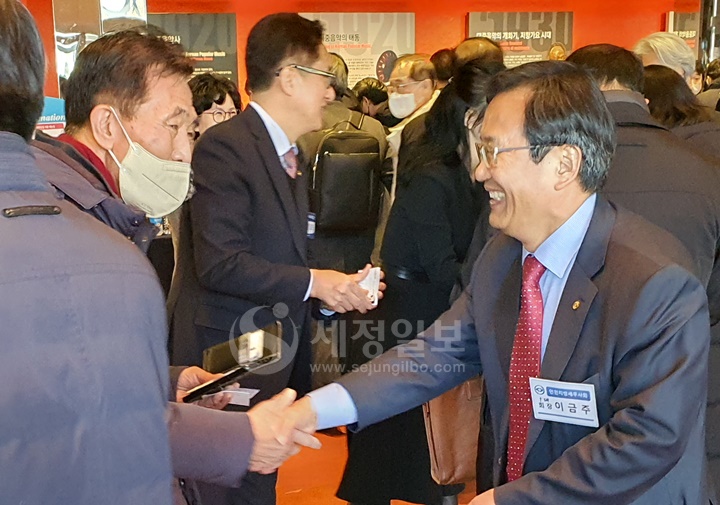 차기 한국세무사회장 선거에 출마할 것으로 알려진 이금주 전 인천세무사회장이 회원들에게 인사하고 있다.