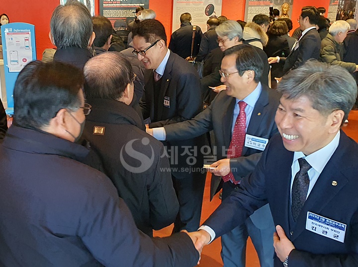 김관균 세무사회부회장, 이금주 전 인천세무사회장, 유영조 중부세무사회장이 회원들에게 악수와 명함을 건네고 있다.