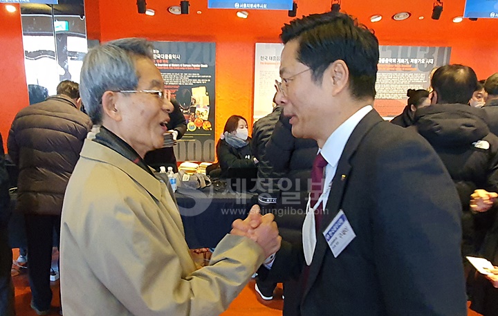 차기 세무사회장 선거에 출사표를 던진 구재이 세무사(전 고시회장)가 회원들에게 인사하고 있다.