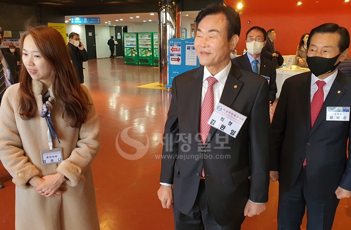 김완일 서울세무사회장과 황희곤 부회장이 회원들을 반갑게 맞고 있다. 좌측은 김유나 서울회 홍보이사.