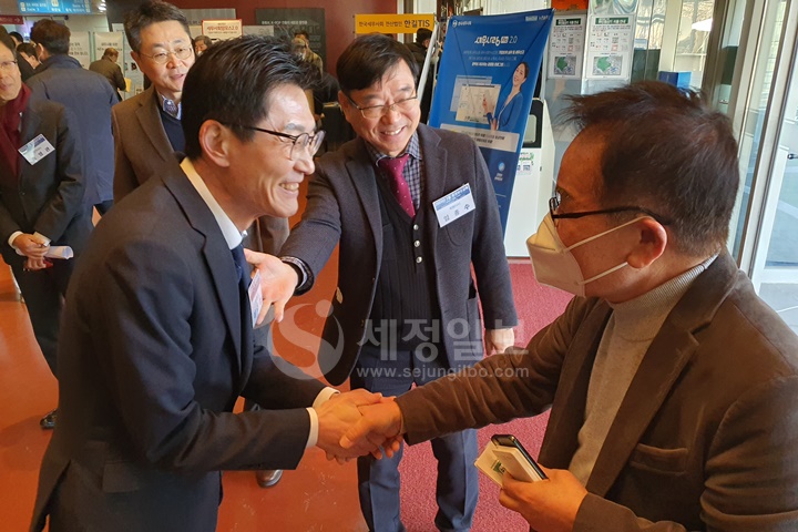 이주성 서울회 부회장과 임종수 전 청년세무사회장이 회원들을 반갑게 맞이하고 있다.