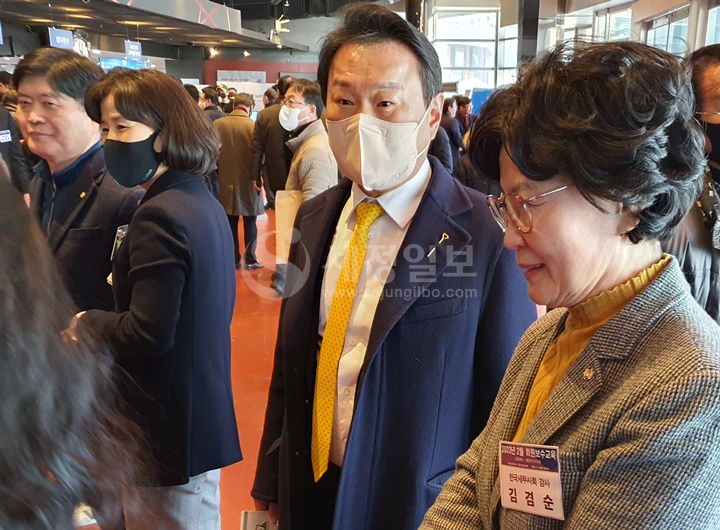 이종탁 전 세무사회 부회장과 김겸순 세무사회 현 감사가 회원들과 담소하고 있다.