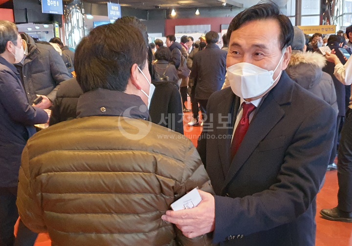 김상철 전 서울세무사회장이 회원들과 인사하고 있다.