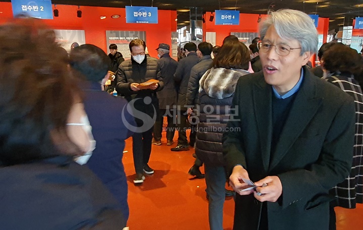 이동기 전 세무사고시회장이 구재이 세무사의 명함을 회원들에게 건네고 있다. 