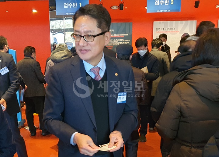 차기 세무사회장 출마가 예상되는 유영조 중부세무사회장이 회원들에게 자신의 명함을 건네고 있다.