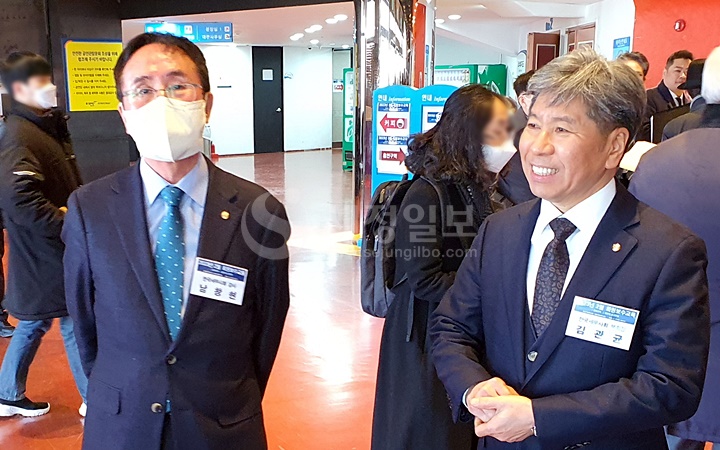 남창현 세무사회 감사와 김관균 세무사회 부회장이 회원들을 반갑게 맞고 있다. 남 감사는 차기 세무사회 임원선거에서 윤리위원장에 출마할 것으로 알려졌다.