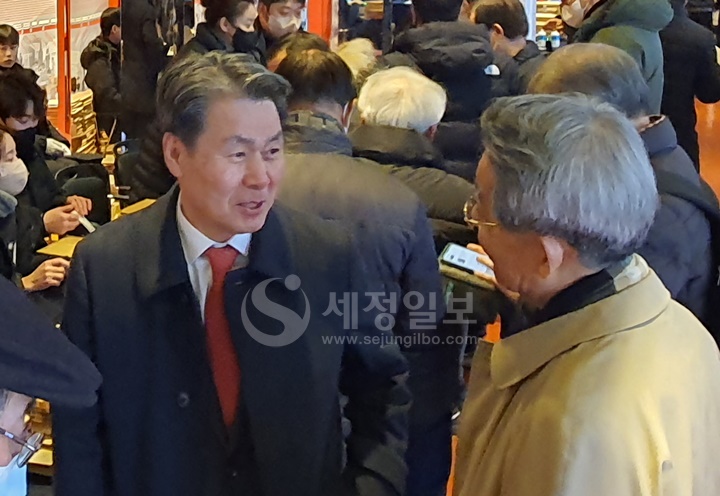 정구정 전 세무사회장이 회원들과 담소하고 있다.