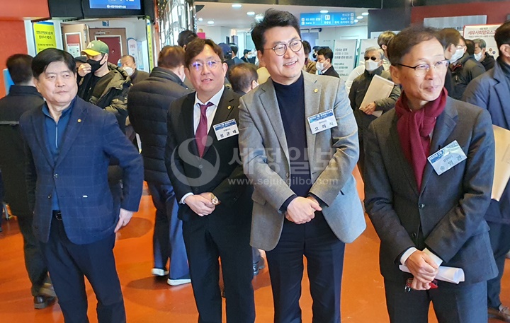 곽수만 전 세무사회 감사와 서울세무사회 임원들이 회원들을 맞이하고 있다.