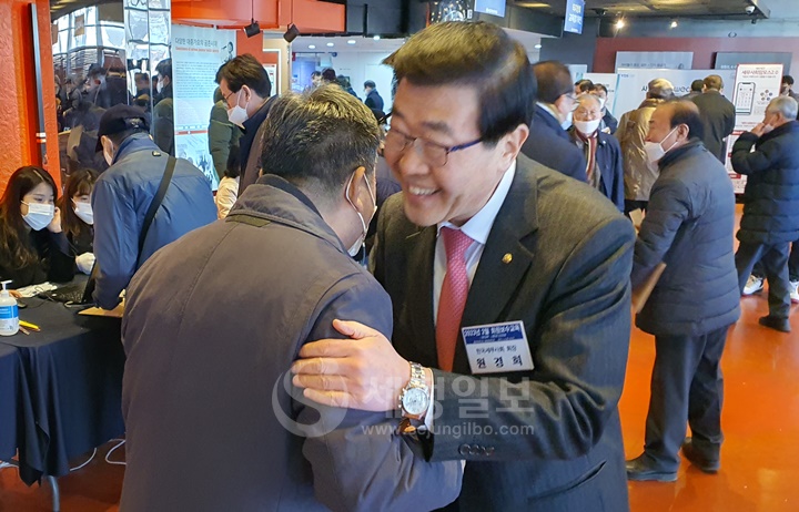 원경희 한국세무사회장이 회원들을 반갑게 맞고있다.