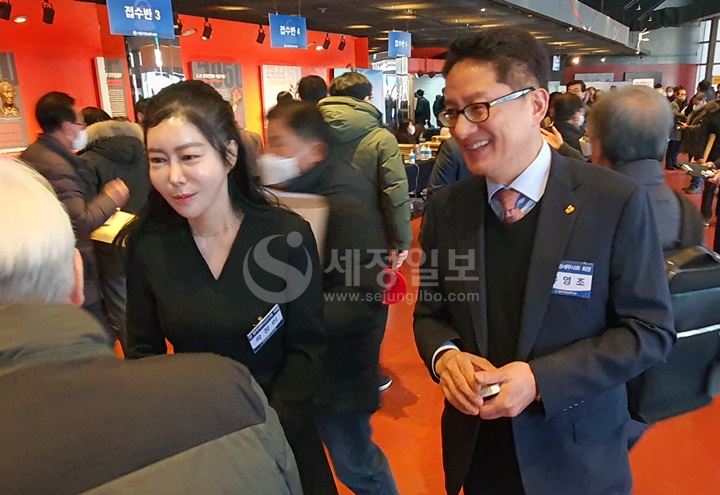 유영조 중부지방세무사회장과 곽장미 전 고시회장이 회원들과 인사를 나누고 있다. 곽장미 전 고시회장은 유영조 세무사회장 예비후보의 러닝메이트 부회장 후보로 나설 것으로 알려졌다.