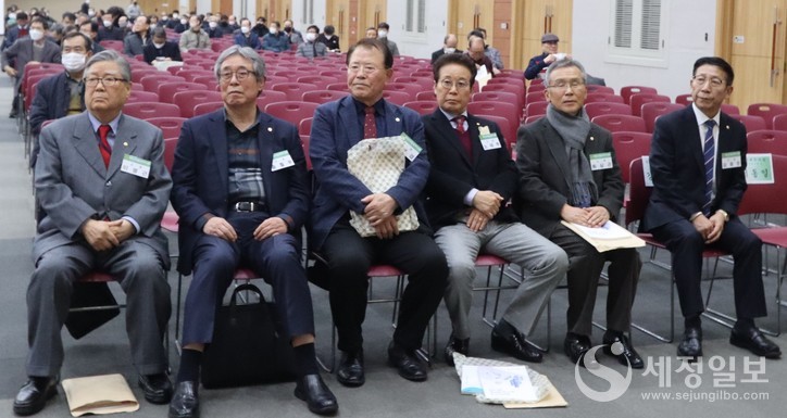 부산지방세무사회 전 회장 및 임원들.