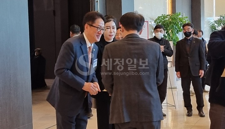 회장출마를 공식선언한 유영조 중부지방세무사회장과 연대부회장 후보인 곽장미 전 한국세무사고시회장이 대전지방세무사회 회원들에게 인사를 건네고 있다. 