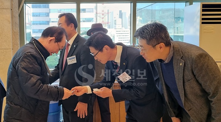 이주성 서울지방세무사회 부회장과 박형섭 청년세무사회장이 대전회원들에게 인사하고 있다.