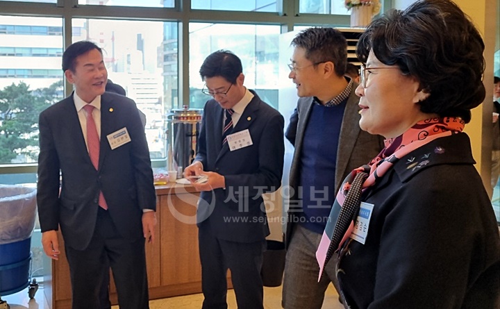 김완일 서울지방세무사회장. 이주성 서울지방세무사회 부회장. 박형섭 한국청년세무사회장, 김겸순 한국세무사회 감사.