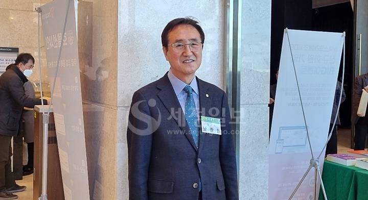 남창현 한국세무사회 감사가 대전지방세무사회 회원들을 맞이하고 있다.