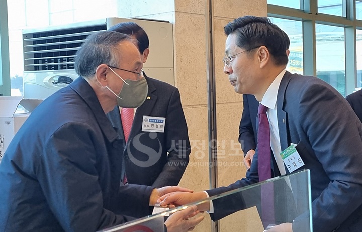 구재이 전 한국세무사고시회장이 대전지방세무사회 회원들에게 명함을 건네고 있다.