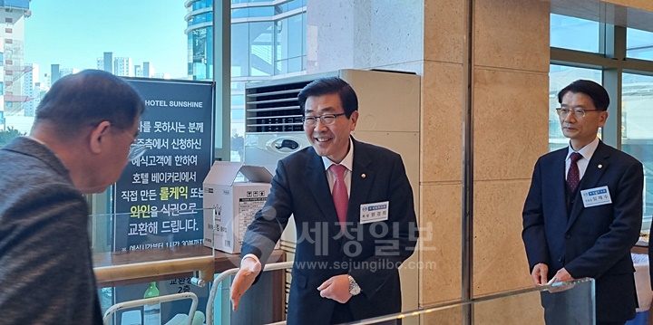 원경희 한국세무사회 회장과 임채수 부회장이 대전회 회원들을 맞이하고 있다.