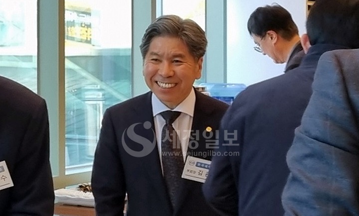 김관균 한국세무사회 부회장이 대전회 회원들에게 인사를 하고 있다.